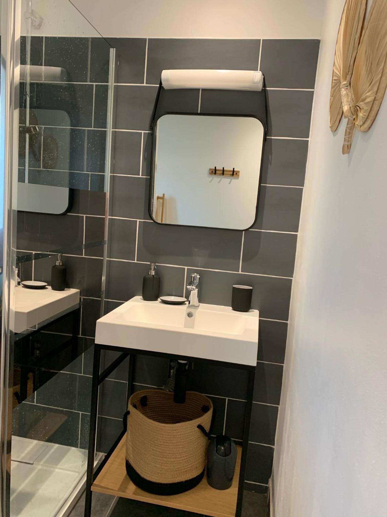 A Deux Pas De La Gare, La Maison Rouge Albertville Eksteriør bilde